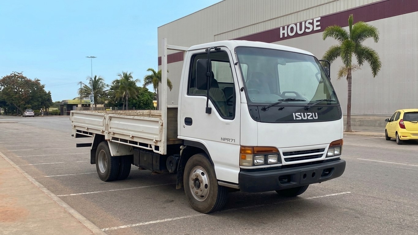 Camião Isuzu NPR (N-Series) em contexto de obra em Luanda