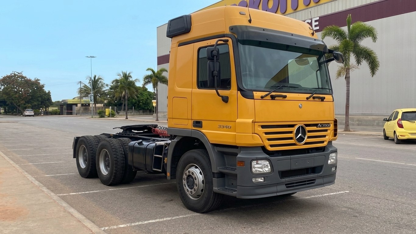 Camião-tractor Mercedes-Benz Actros 3340 S 6×4 em contexto de obra em Luanda
