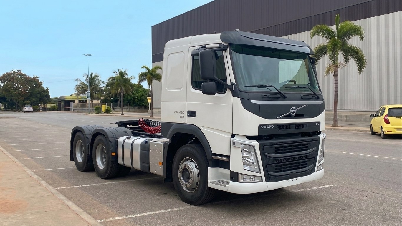 Camião-tractor Volvo FM 440 6×2 em contexto de obra em Luanda
