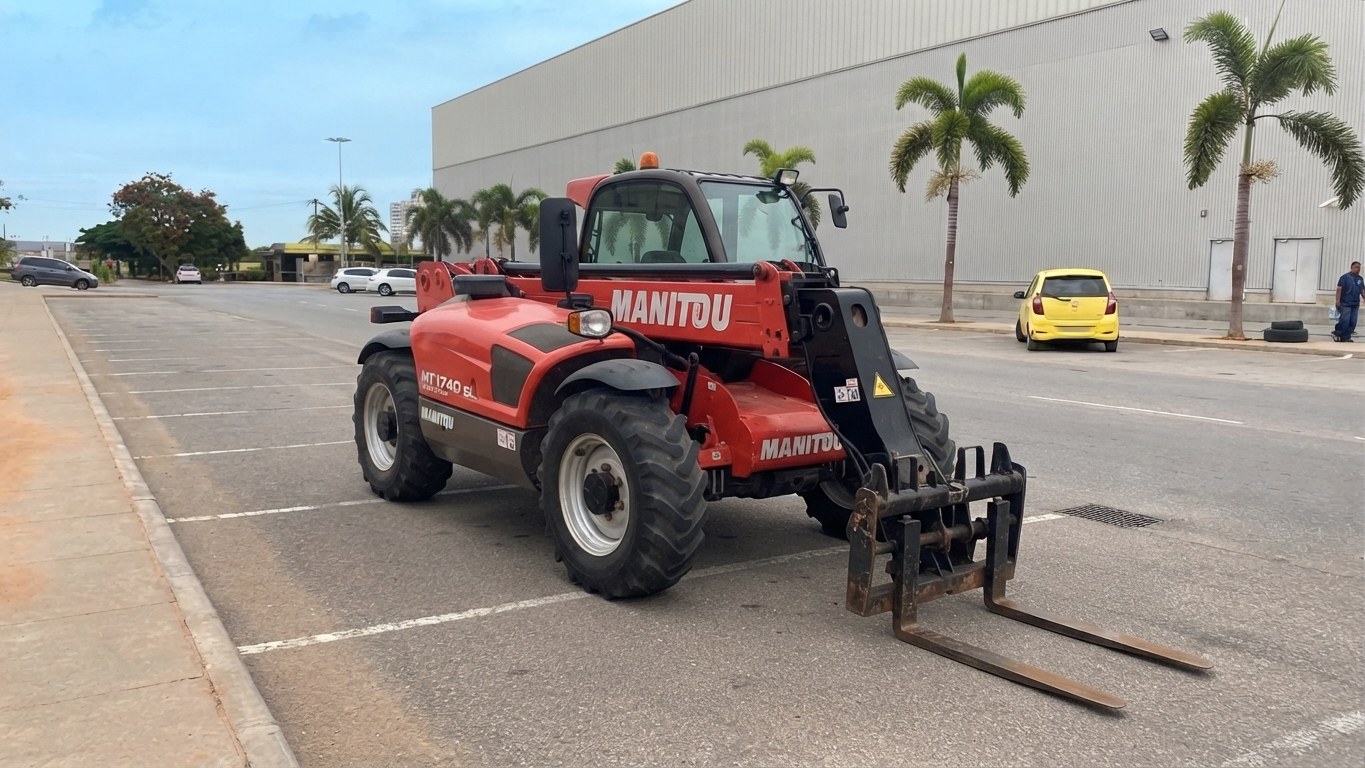 Manipulador telescópico Manitou MT 1740 SL Turbo em contexto de obra em Luanda