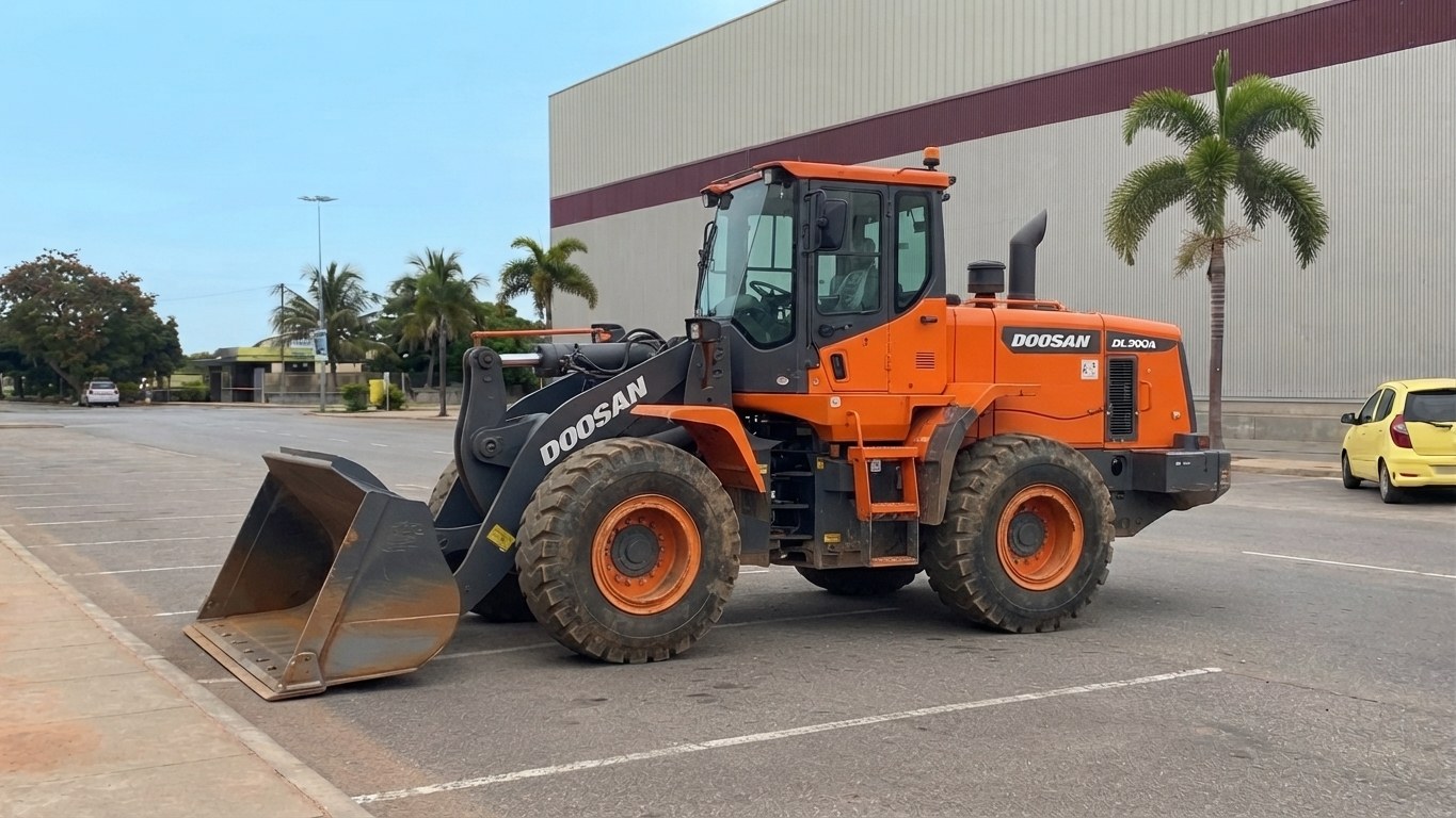 Pá carregadeira Doosan DL300A em contexto de obra em Luanda