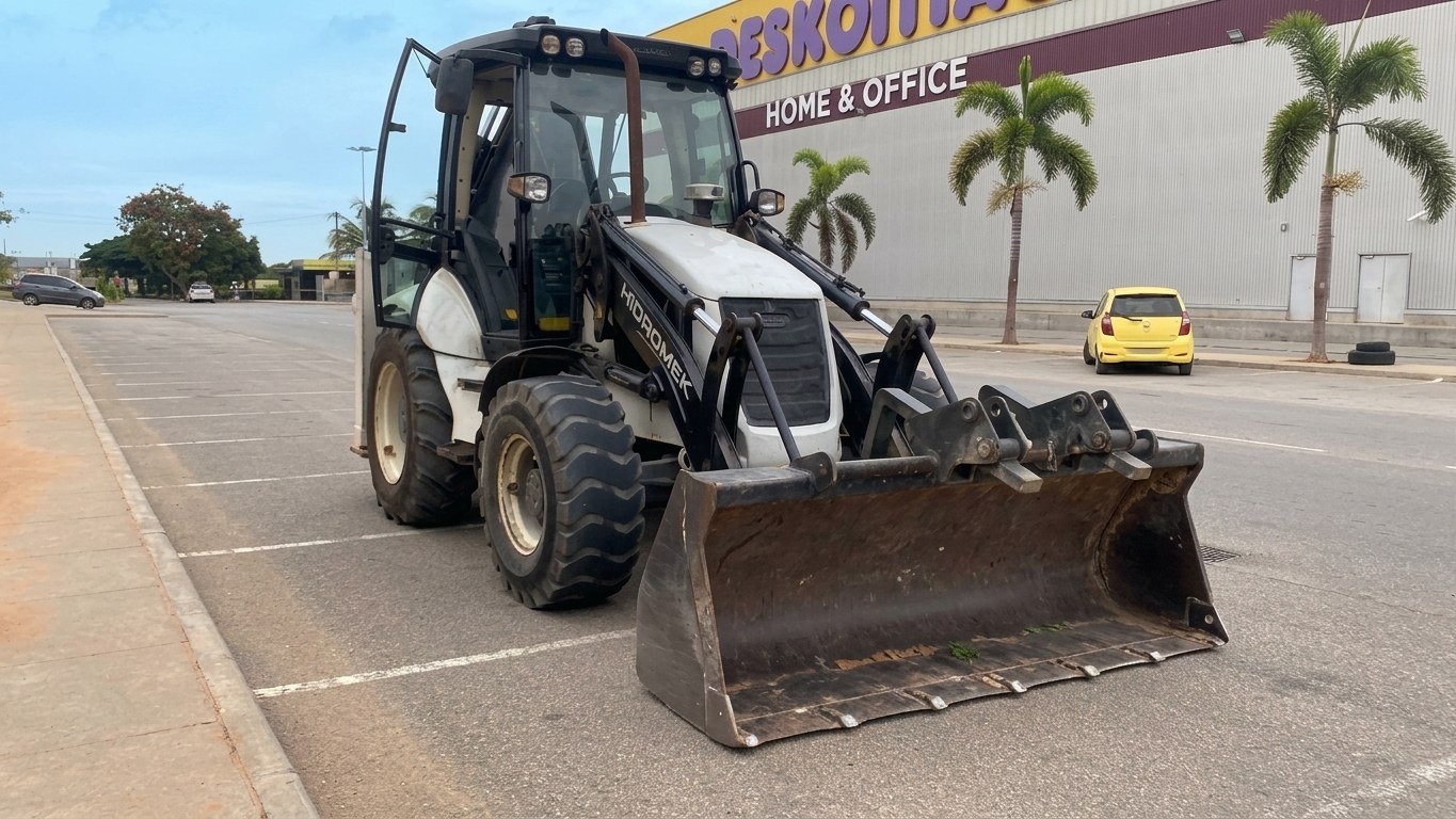 Retroescavadora Hidromek HMK 102 S-B em contexto de obra em Luanda